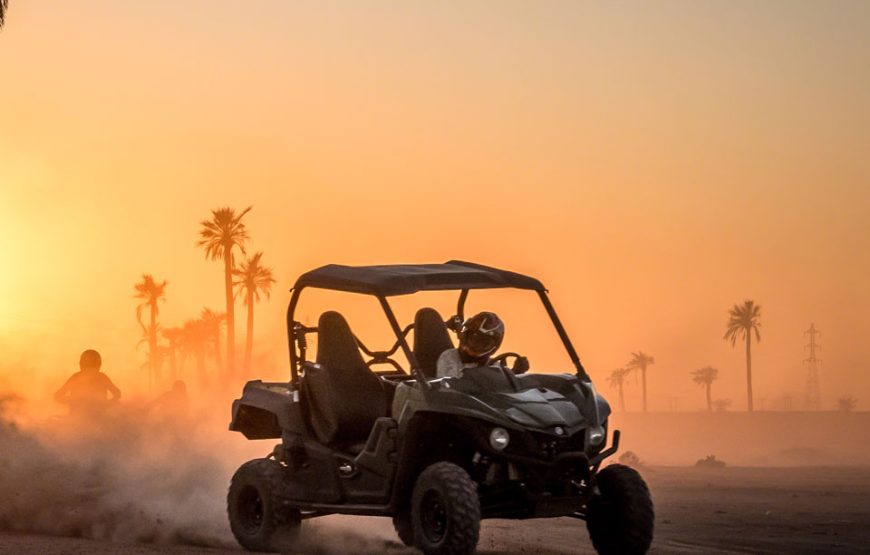 Buggy et dromadaire au coucher du soleil au désert d’Agafay